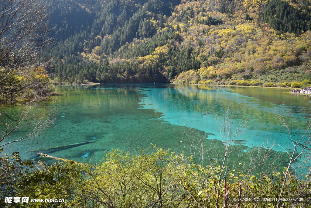 梦幻翡翠湖 山林环绕美景