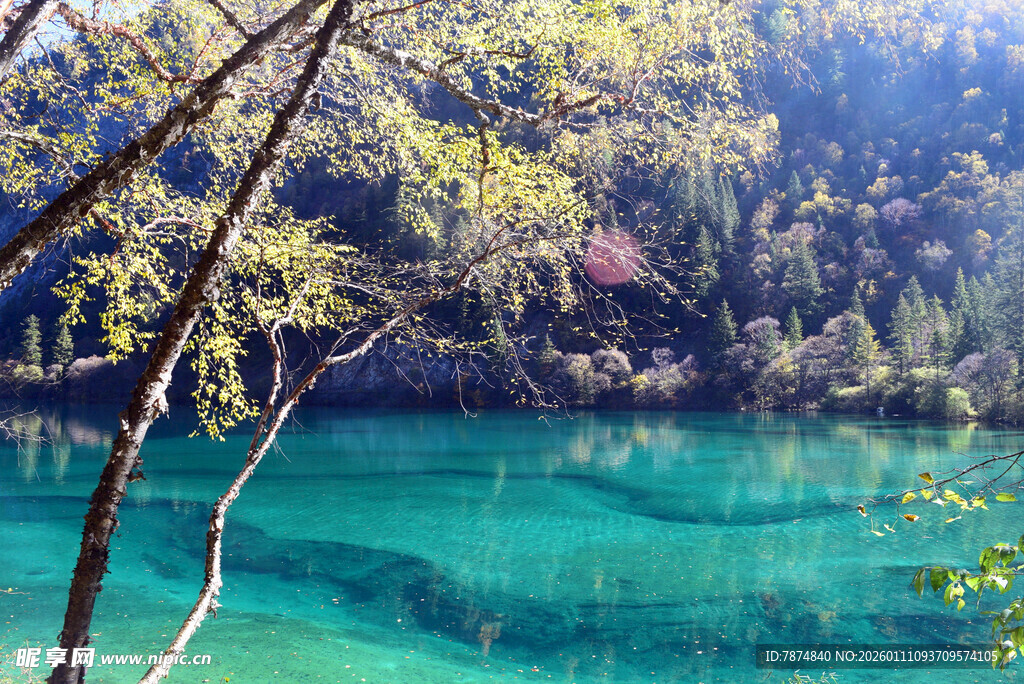 梦幻蓝湖 山林环绕之景