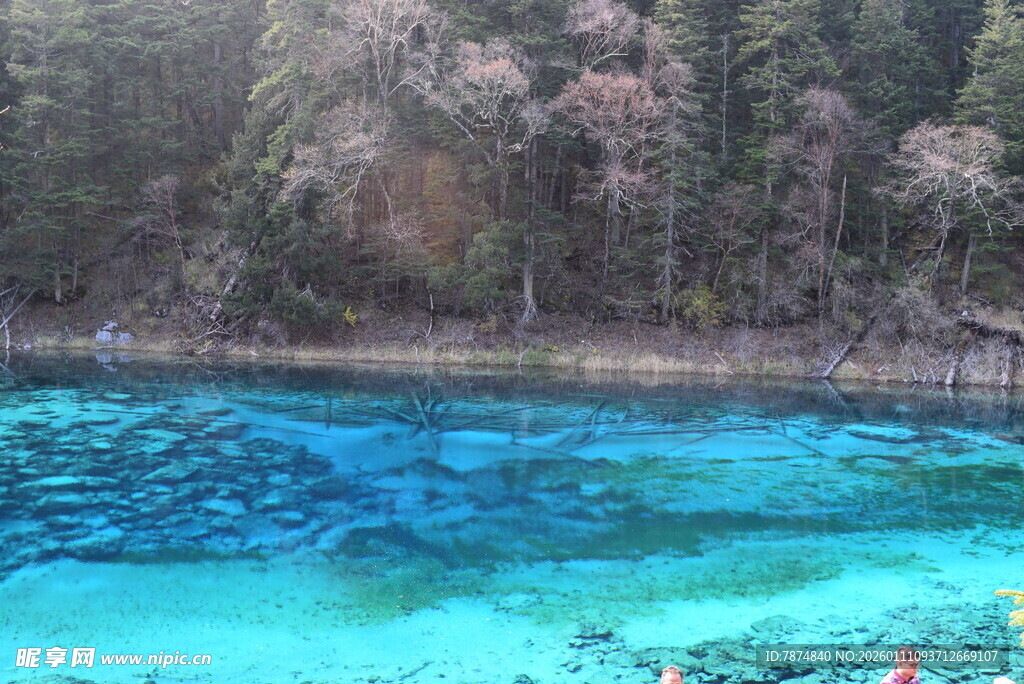 梦幻蓝湖 山林环绕之景