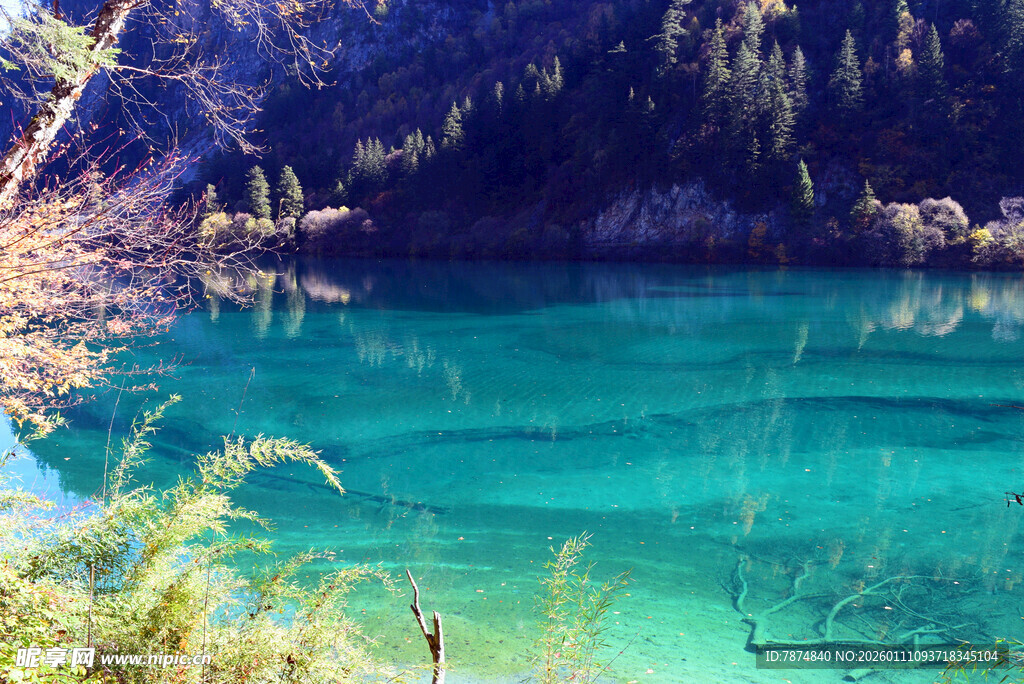梦幻蓝绿色的静谧湖水