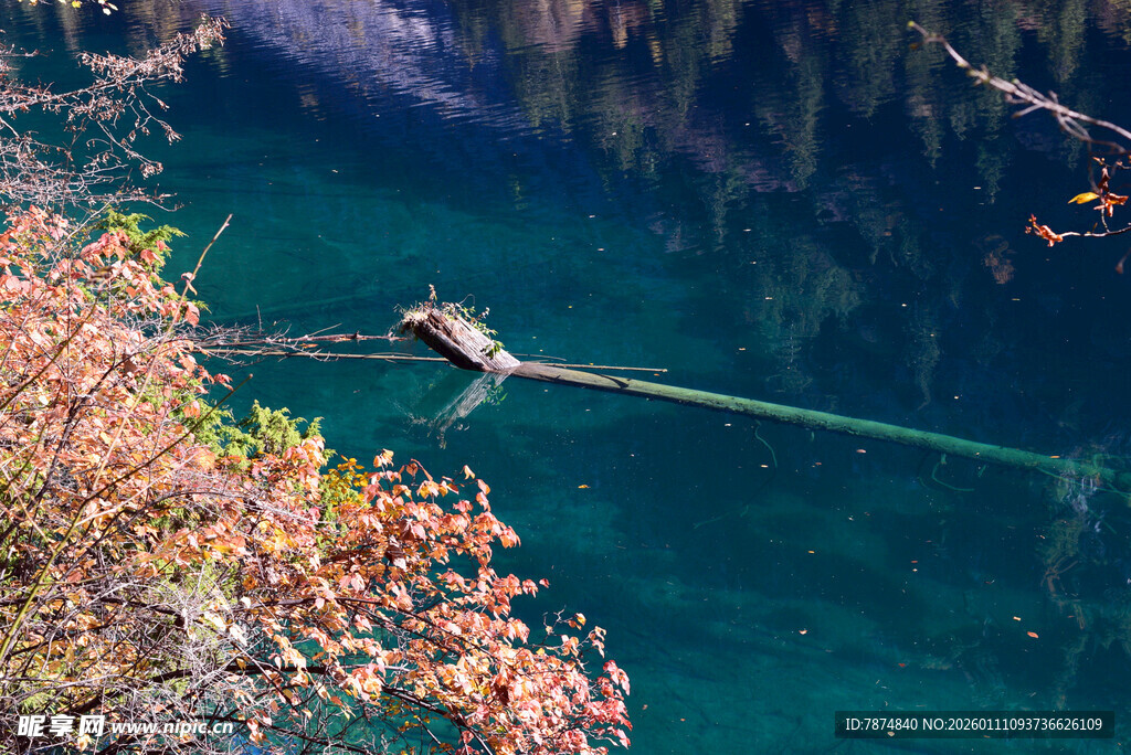 山间绳索行者 碧水相伴