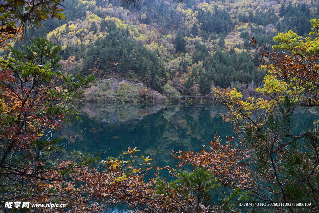 山林间的静谧湖泊
