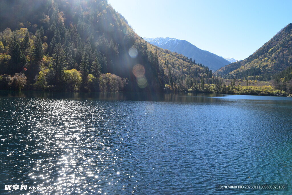 宁静湖景与远处山峦风光