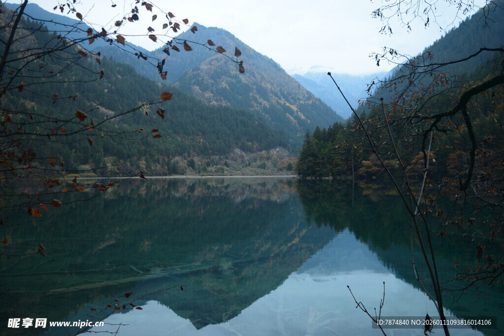 宁静山水湖景倒影如画