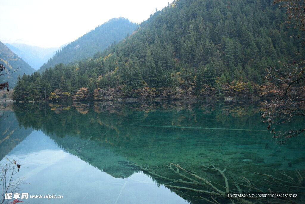 青山绿水间的静谧湖泊