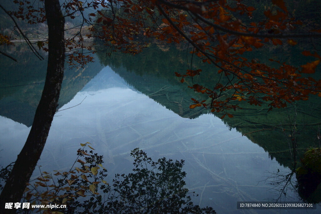 秋日湖景中的静谧风光