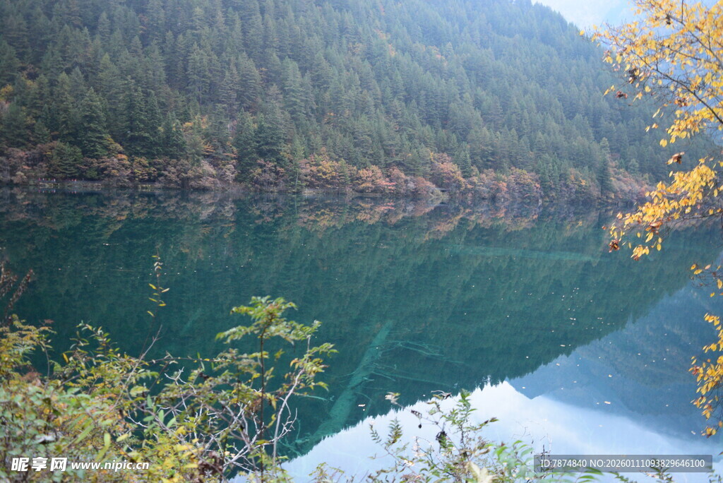 山林间的碧绿湖水