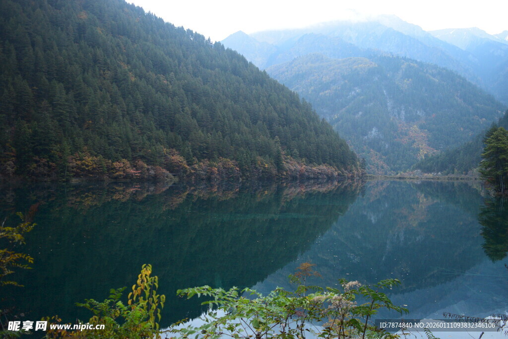 宁静山水间的湖光山色