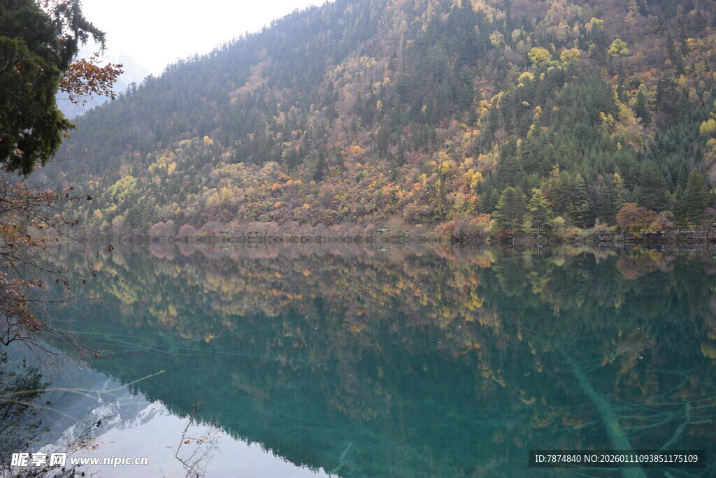 山间碧湖 秋色倒映