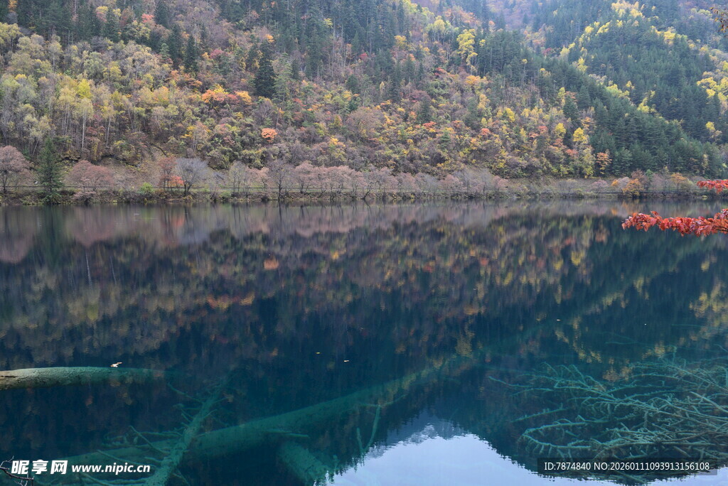 山间幽湖 澄澈倒影如画
