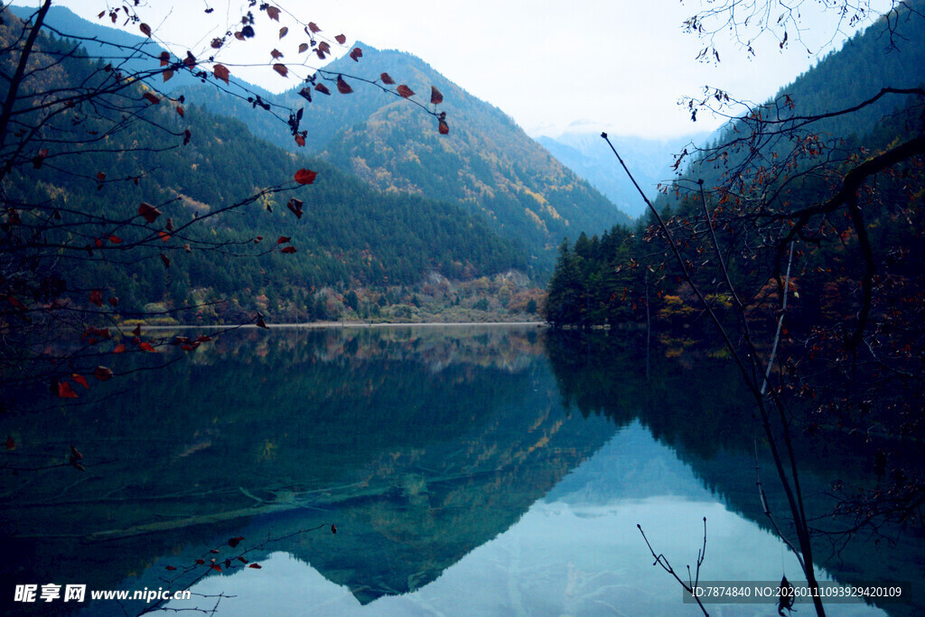 宁静山水湖景倒影之美