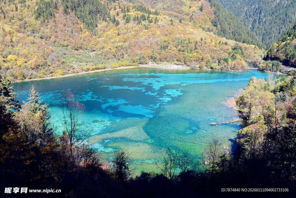梦幻蓝湖 山林环绕之景