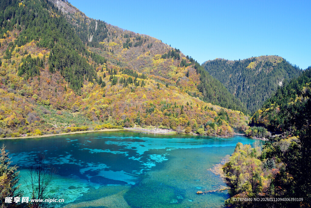梦幻蓝湖 山间绚丽美景