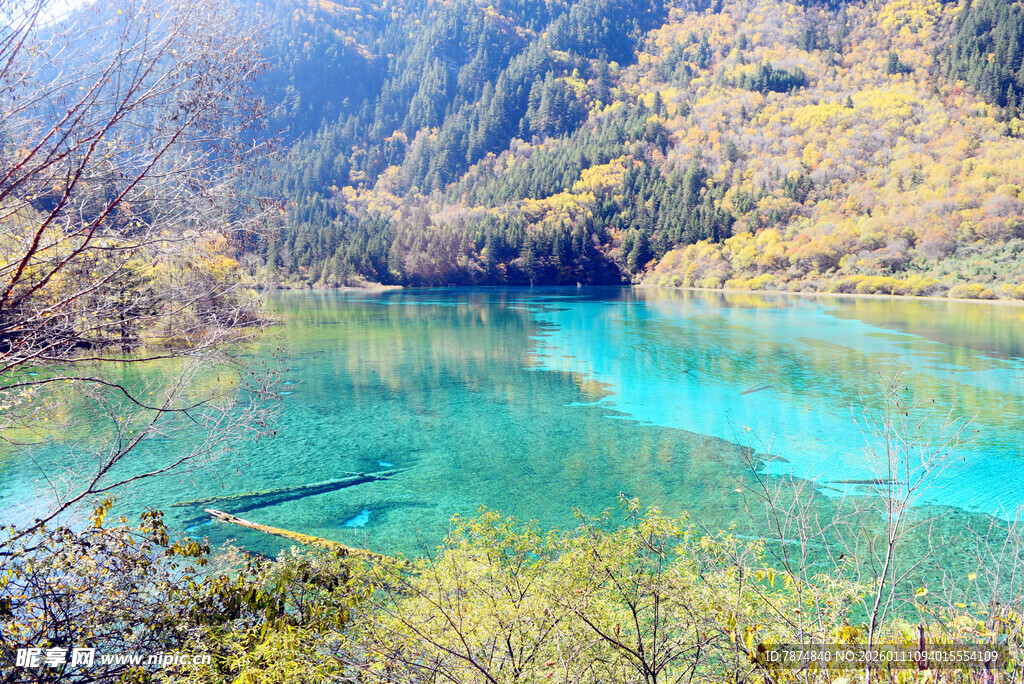 梦幻蓝湖 山林环绕美景