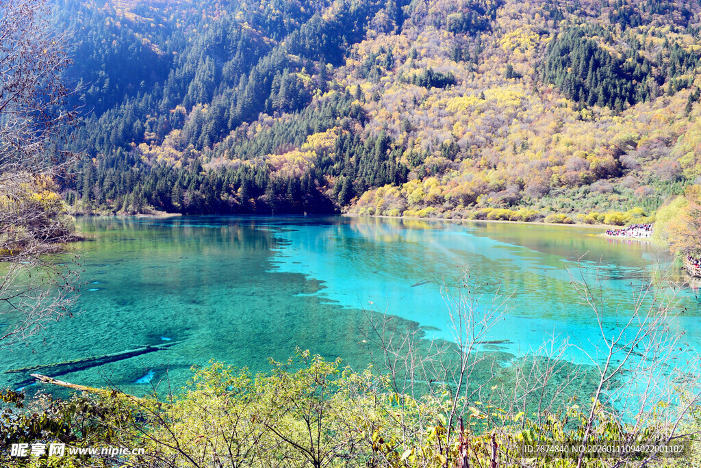 梦幻蓝湖 山间绝美风光