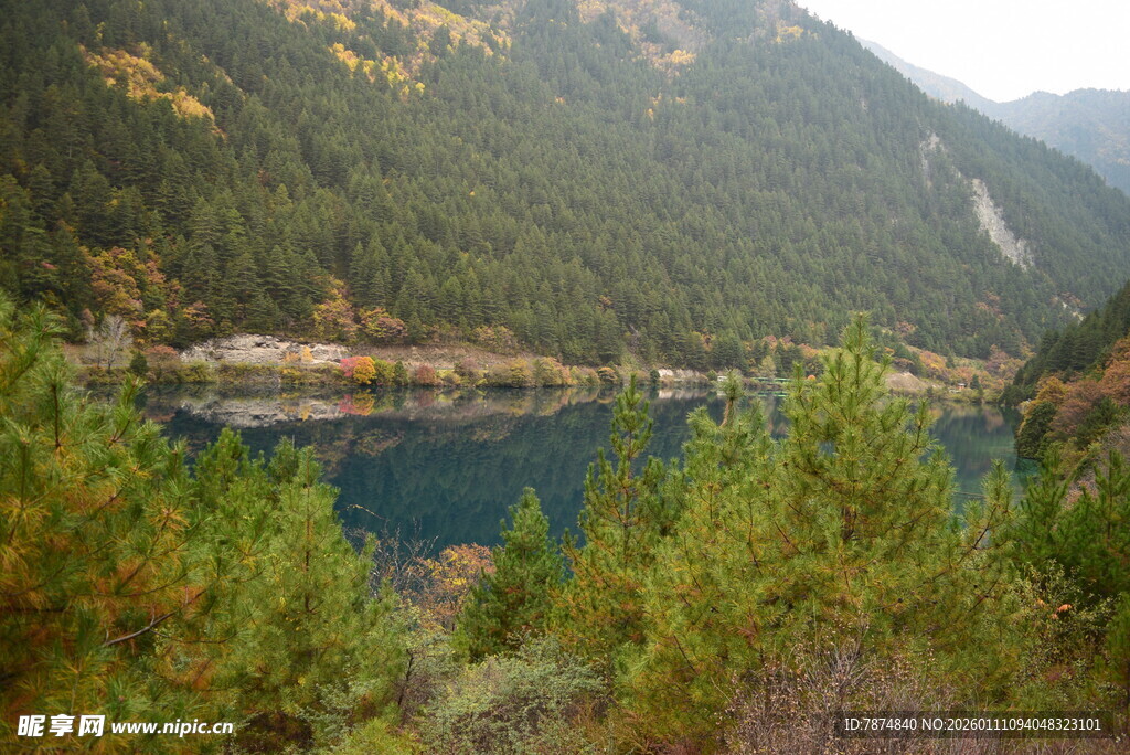山间幽蓝湖泊 林木环绕