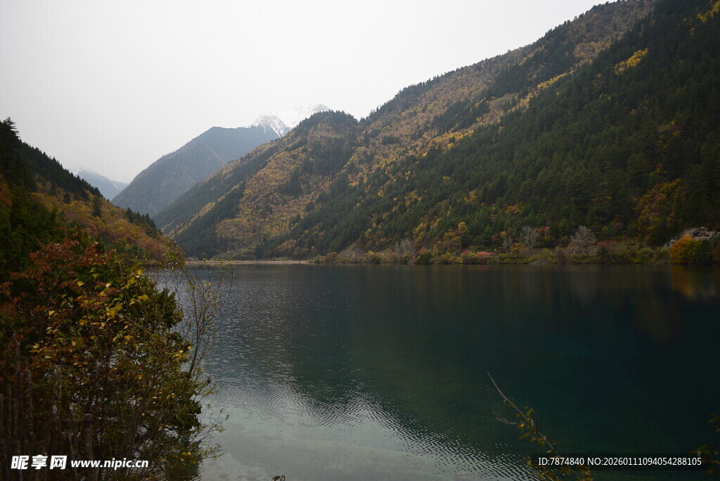 山间静谧湖泊美景