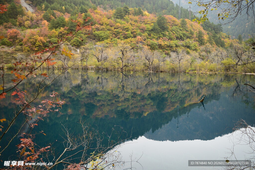 秋日湖景 山林倒映