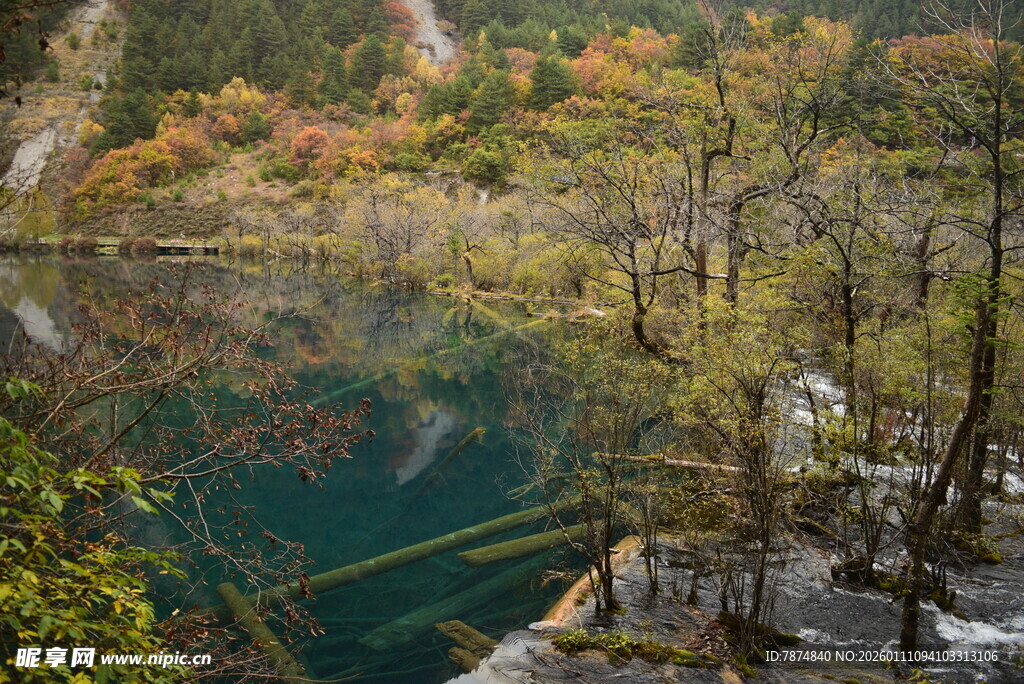 秋日山林中的幽蓝湖水