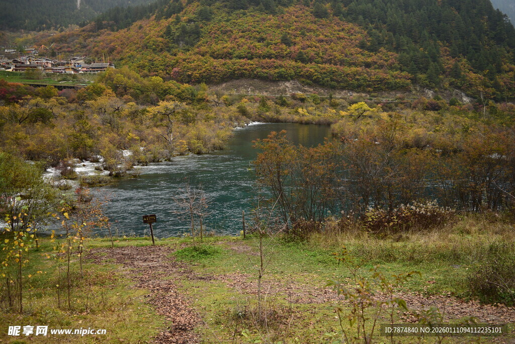 山间幽美湖泊与多彩植被
