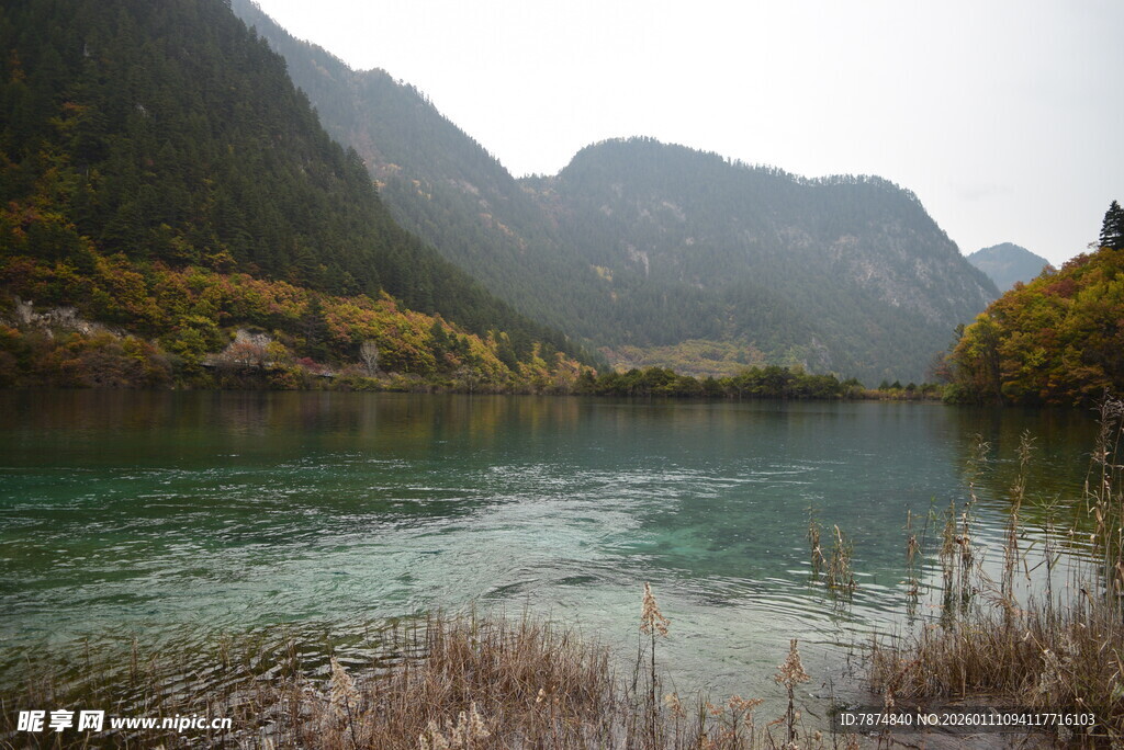 山水相依的静谧湖景