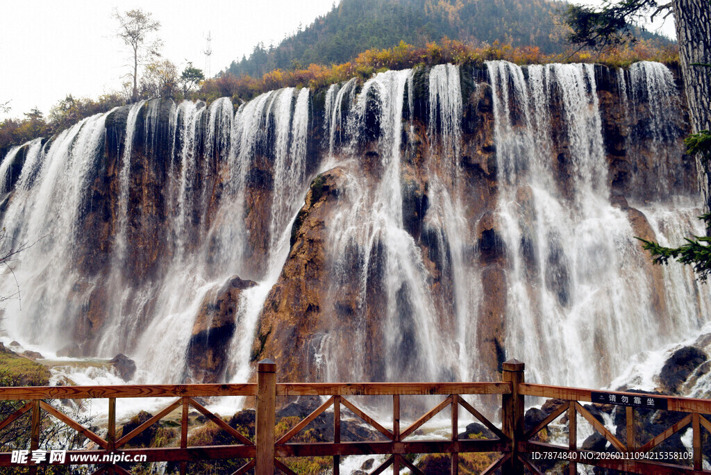 壮观瀑布旁的木质观景桥