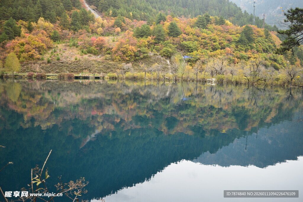 秋日湖景山色倒影如画
