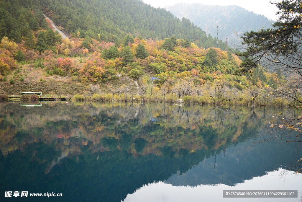 秋日山水倒影美景