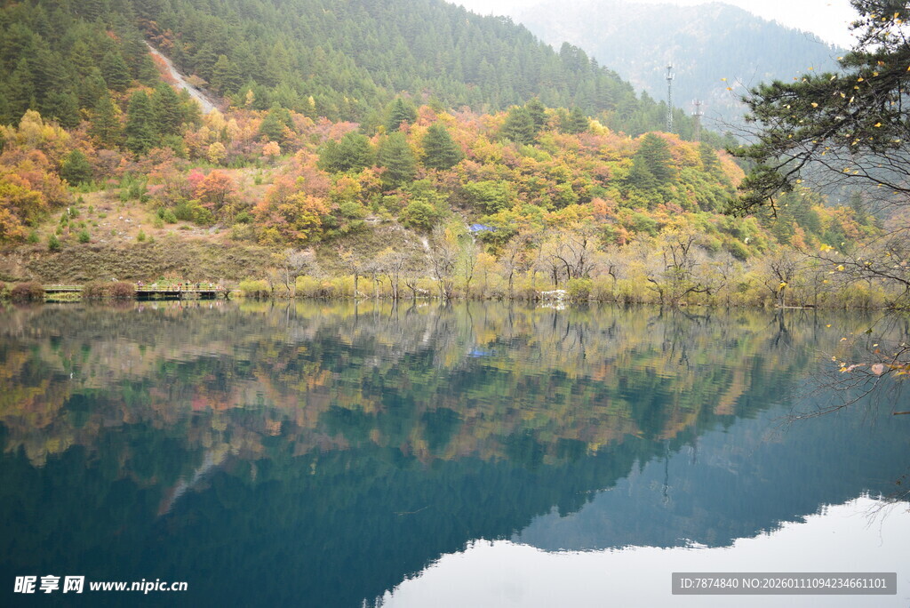 秋日山水倒影美景图
