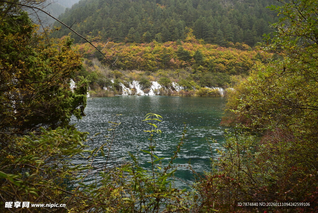 山间碧湖旁的秋日美景