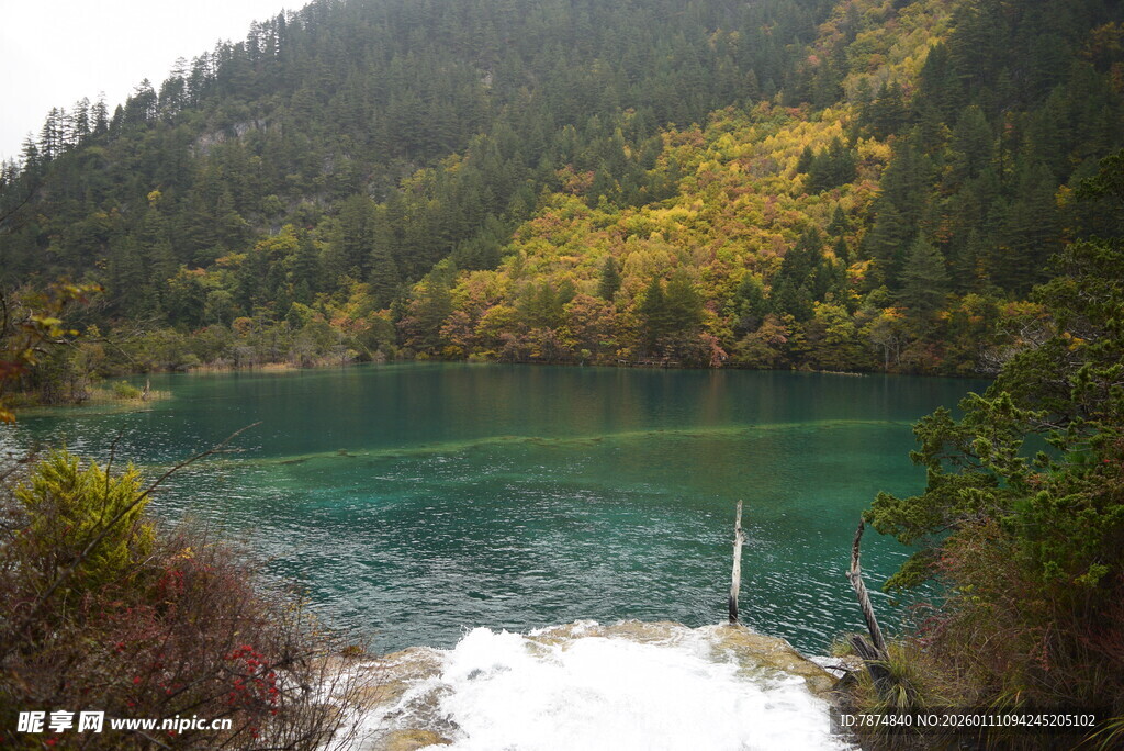山间碧绿湖泊美景