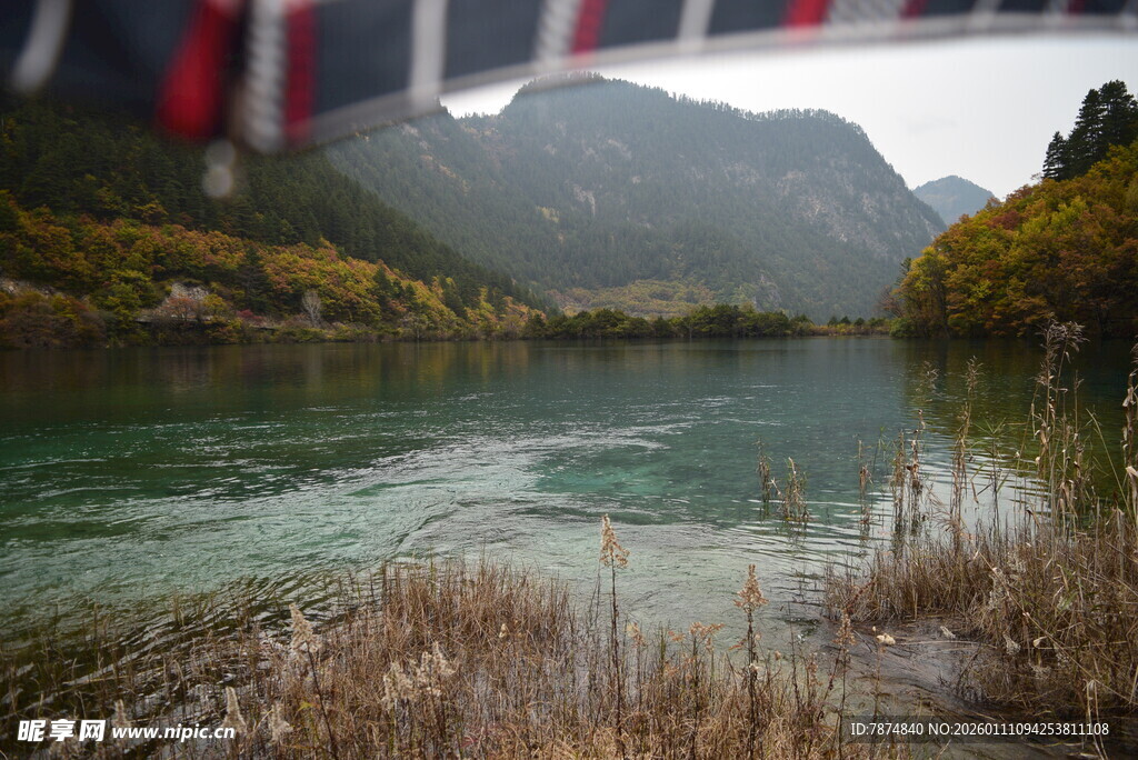 秀丽山水间的静谧湖景