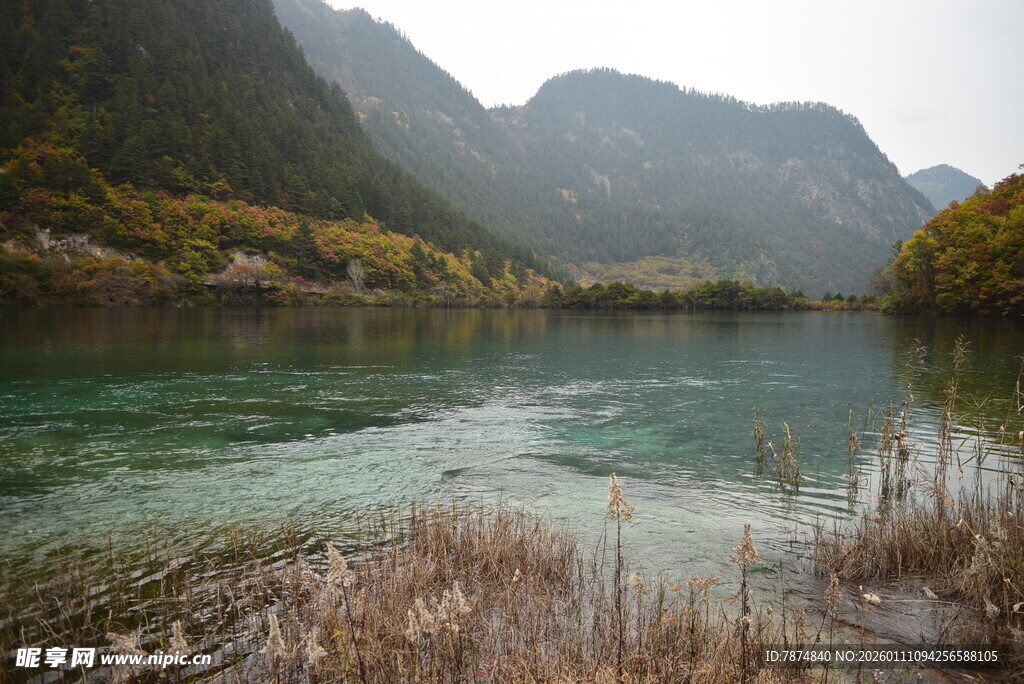 秀丽山水间的澄澈湖水