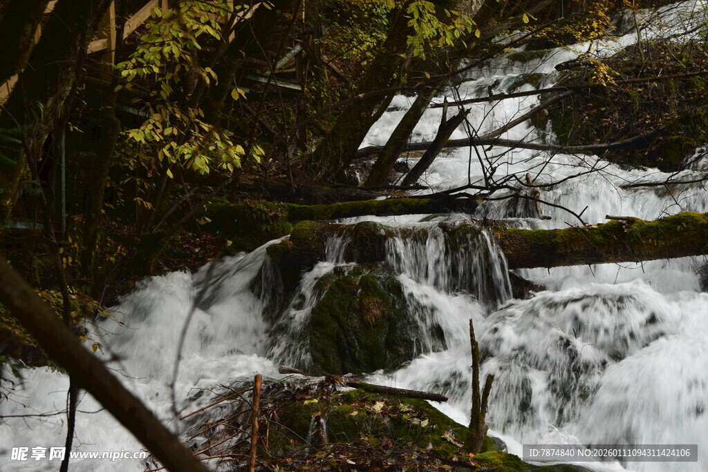 山间溪流瀑布自然美景