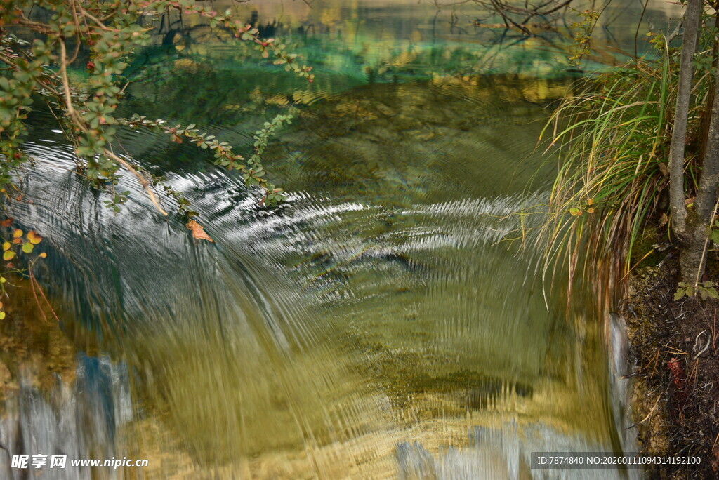 山间清澈溪流风景照