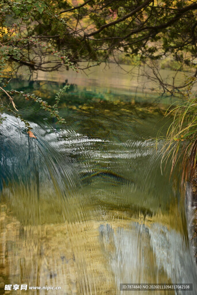 山间溪流瀑布秋景图