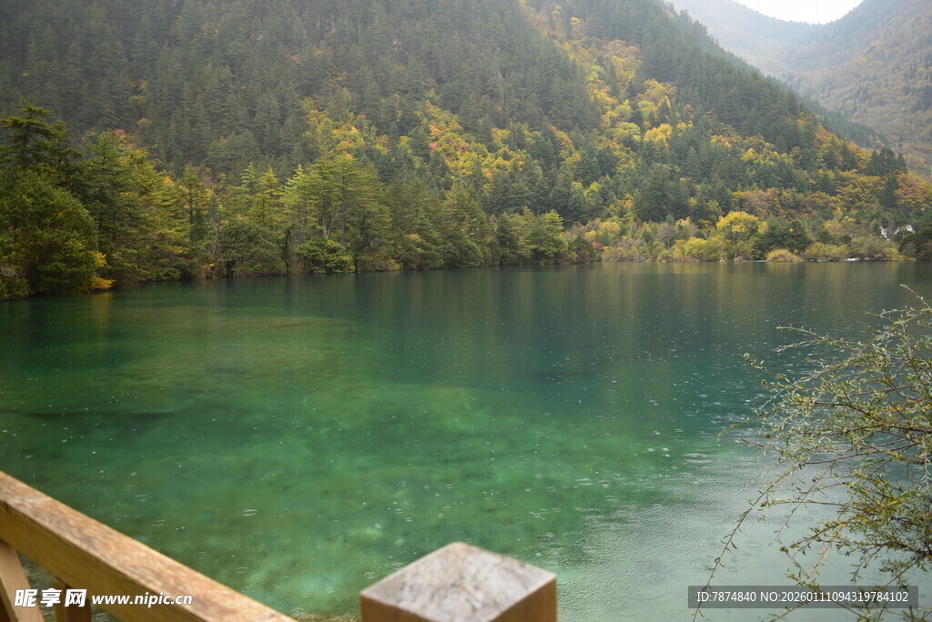 湖畔美景 青山绿水映翠湖