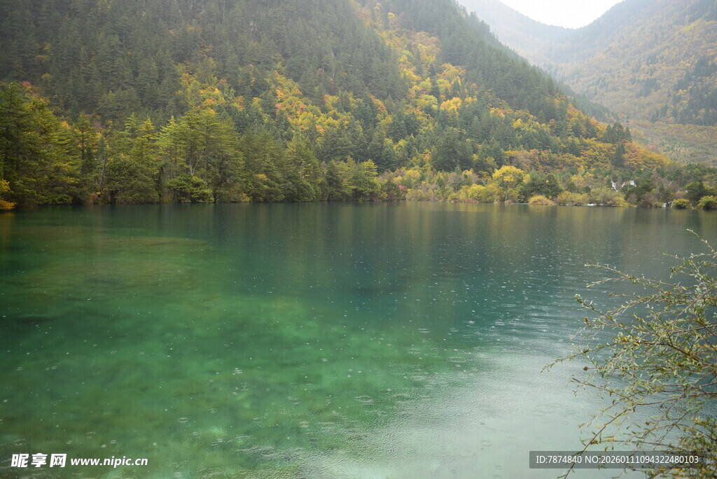 山间碧绿湖水美景