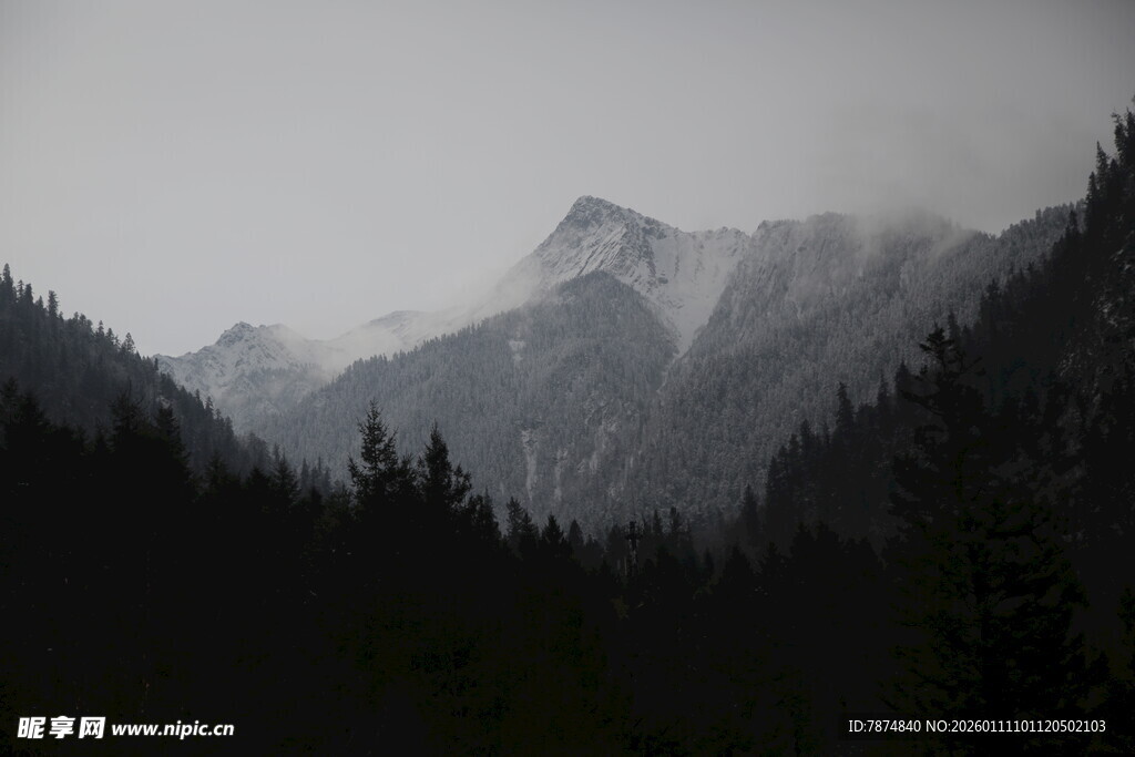 云雾缭绕的山林与远山