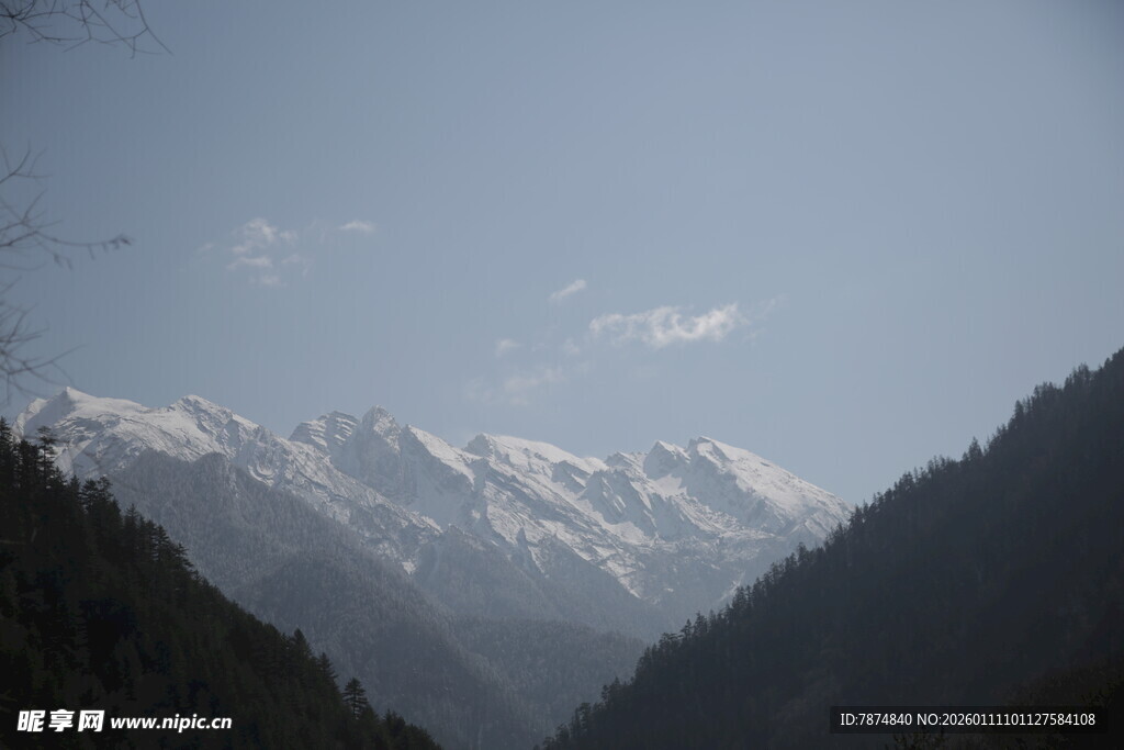 雪山山谷壮丽自然景观