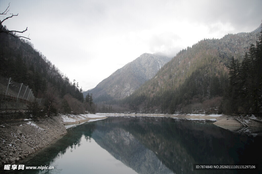 宁静山水间的澄澈湖泊