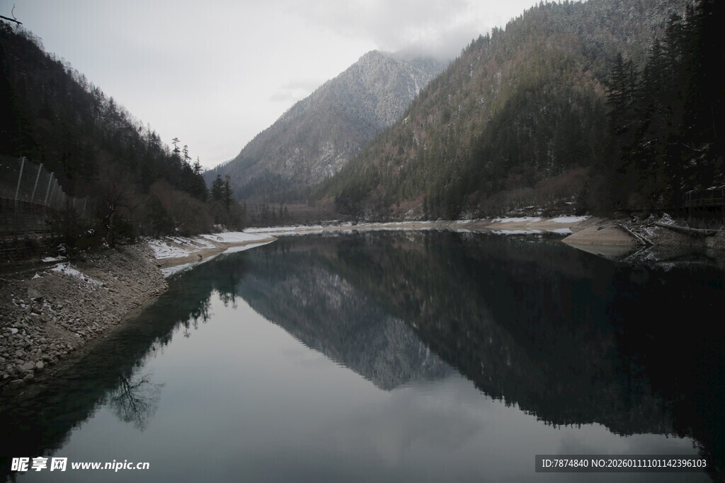 宁静山水间的澄澈湖面