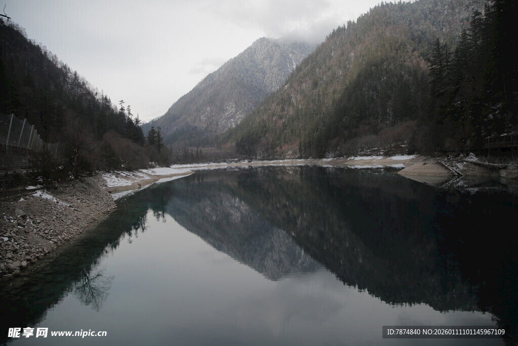 宁静山水湖景倒影如画