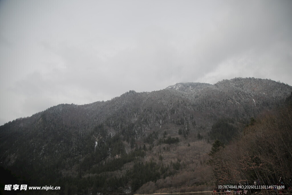 云雾缭绕的山峦美景