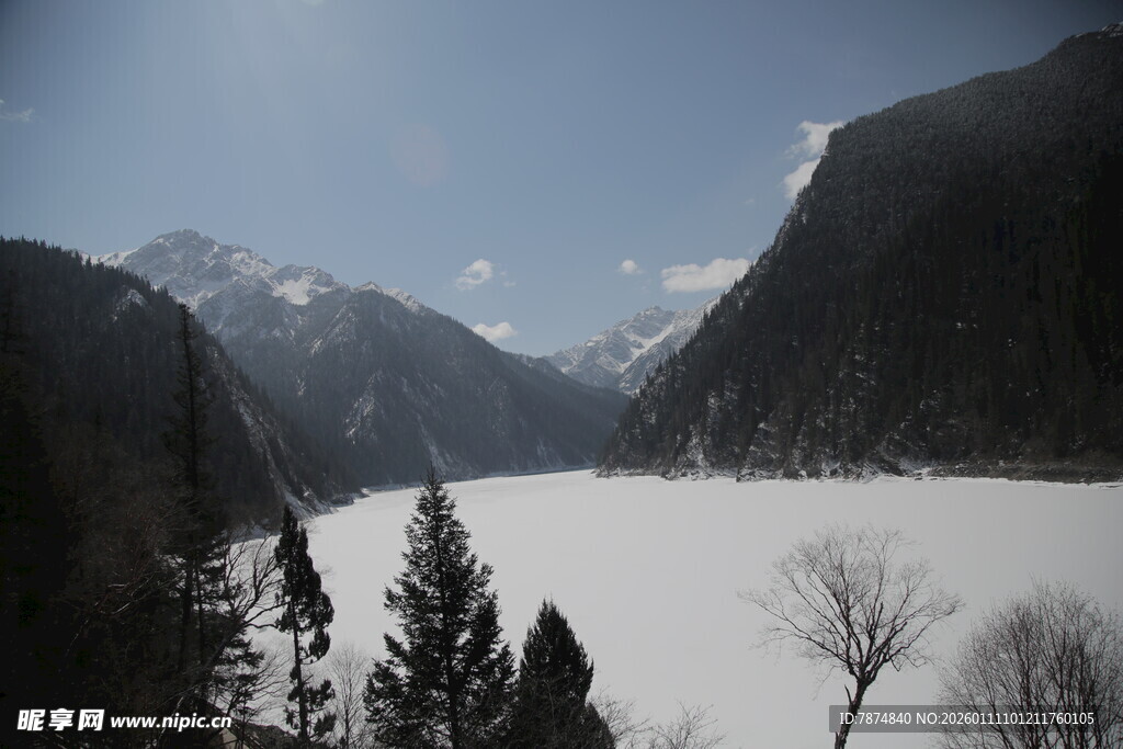 冬日雪山湖泊静谧风光