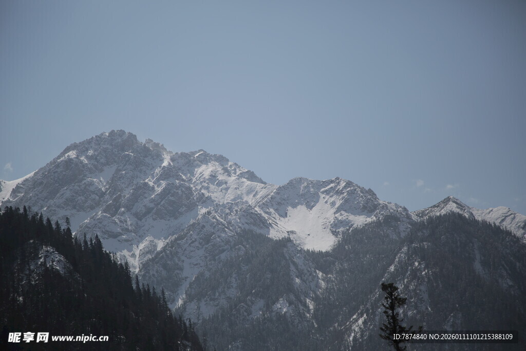 巍峨雪山壮丽景致