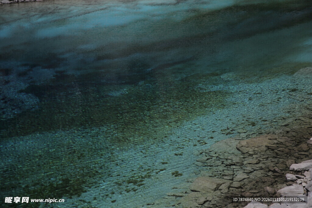 清澈水底的沙石景观