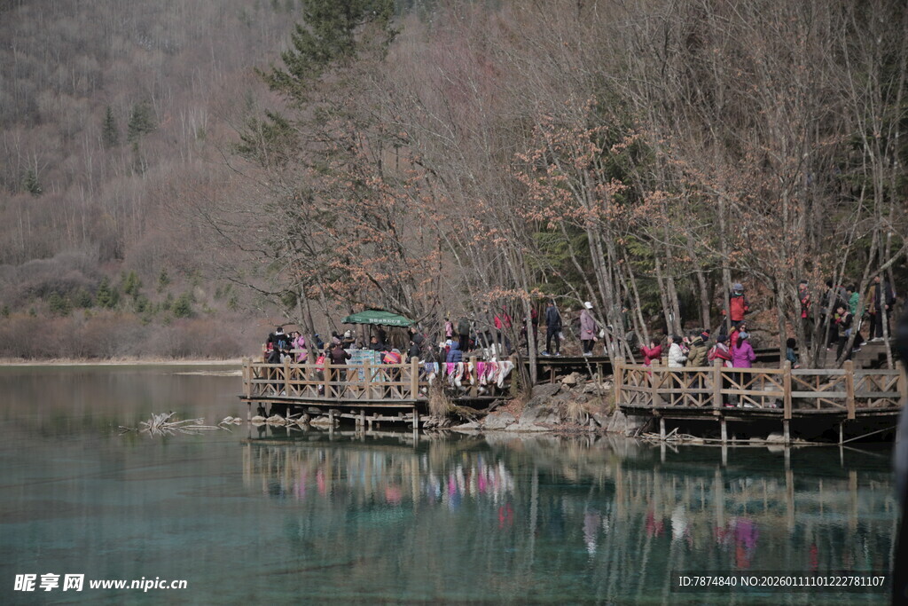 湖畔码头游人赏景