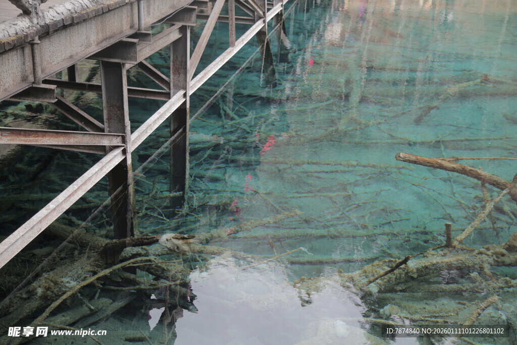 水下桥梁残骸景观