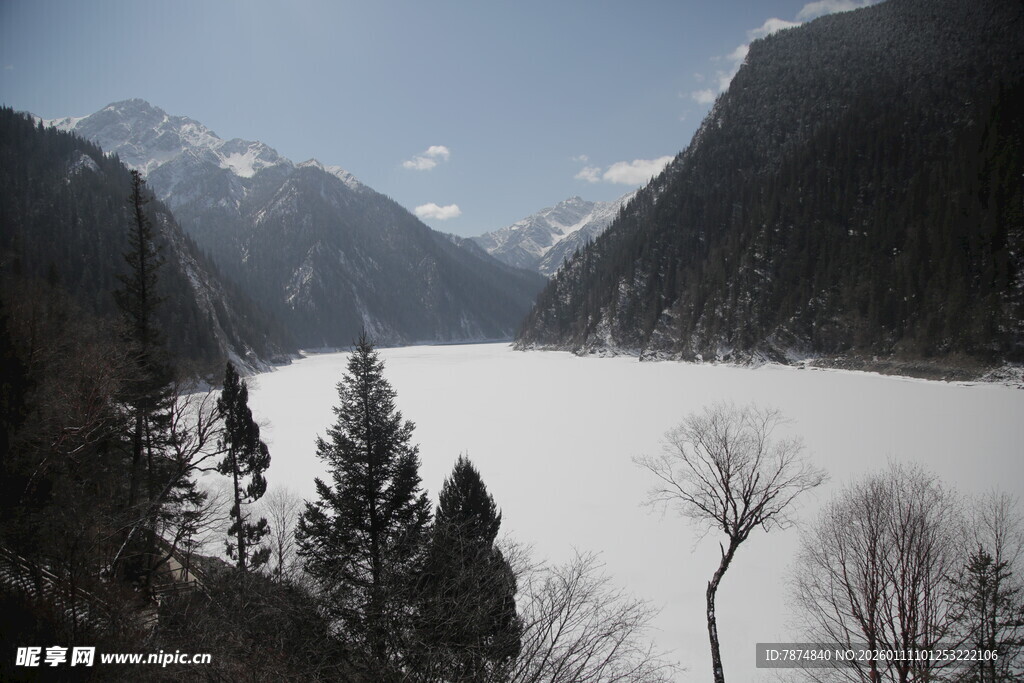 冬日静谧雪山湖泊景观
